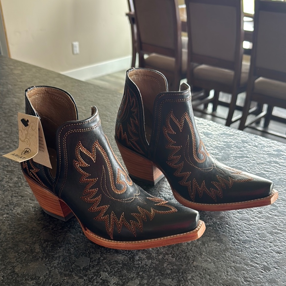 NWT Ariat Dixon’s - Size 8